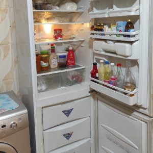 یخچال، اجاق گاز، میز نهار خوری، چرخ خیاطی، تخت خواب